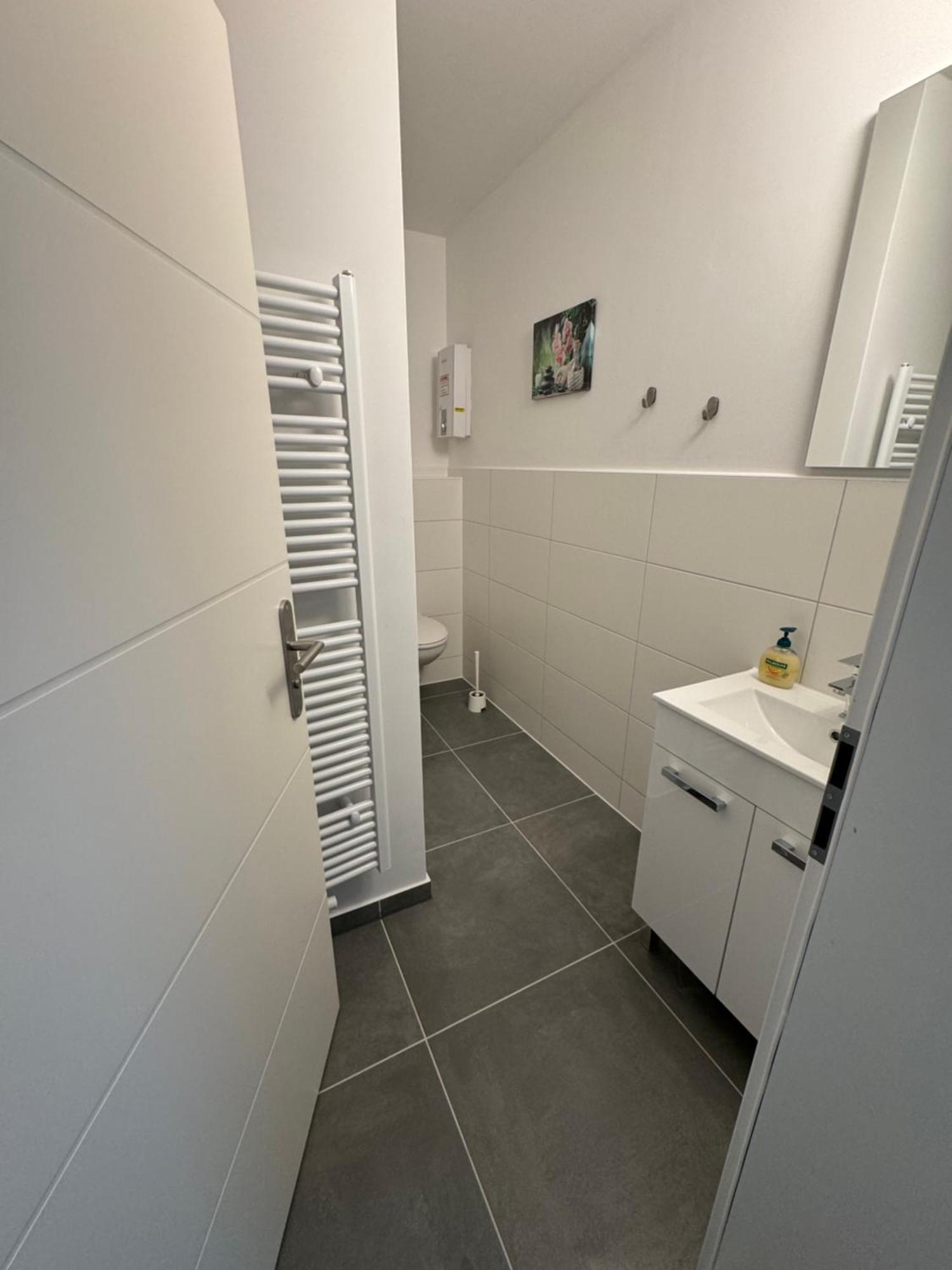 Fc-Apartmenthaus Falkensee Mit Grossem Garten Und Pkw Stellflaechen Экстерьер фото