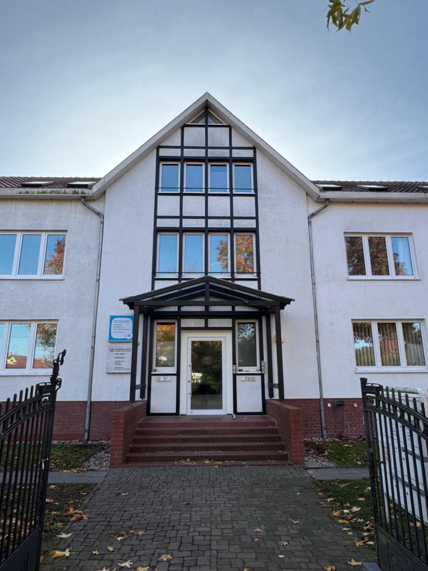 Fc-Apartmenthaus Falkensee Mit Grossem Garten Und Pkw Stellflaechen Экстерьер фото