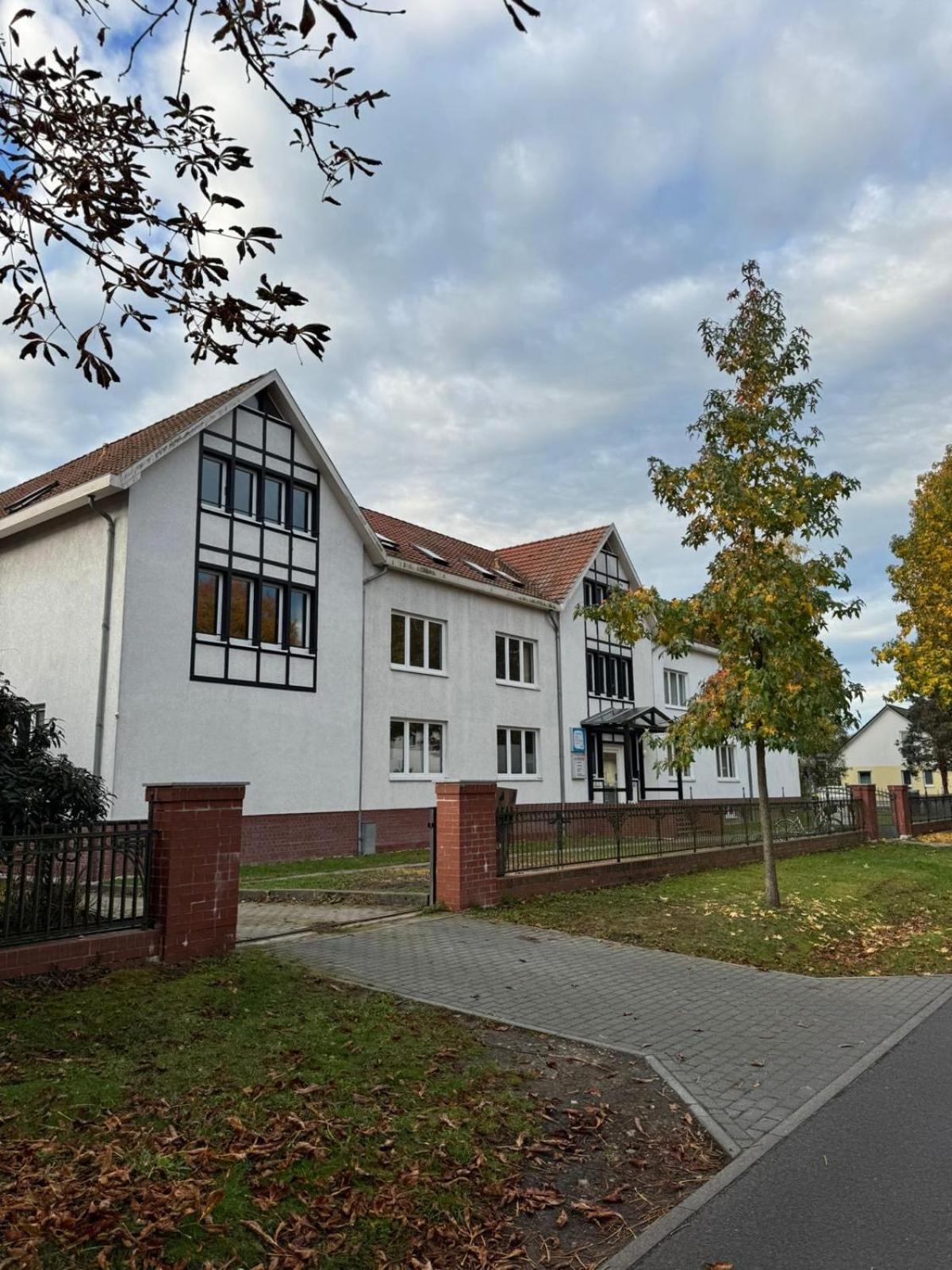 Fc-Apartmenthaus Falkensee Mit Grossem Garten Und Pkw Stellflaechen Экстерьер фото
